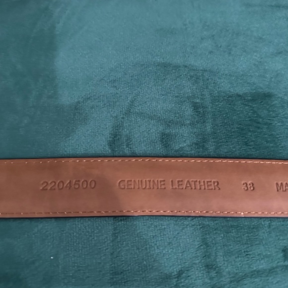 Brown leather tapered belt with silver buckle. (33) - Picture 3 of 6